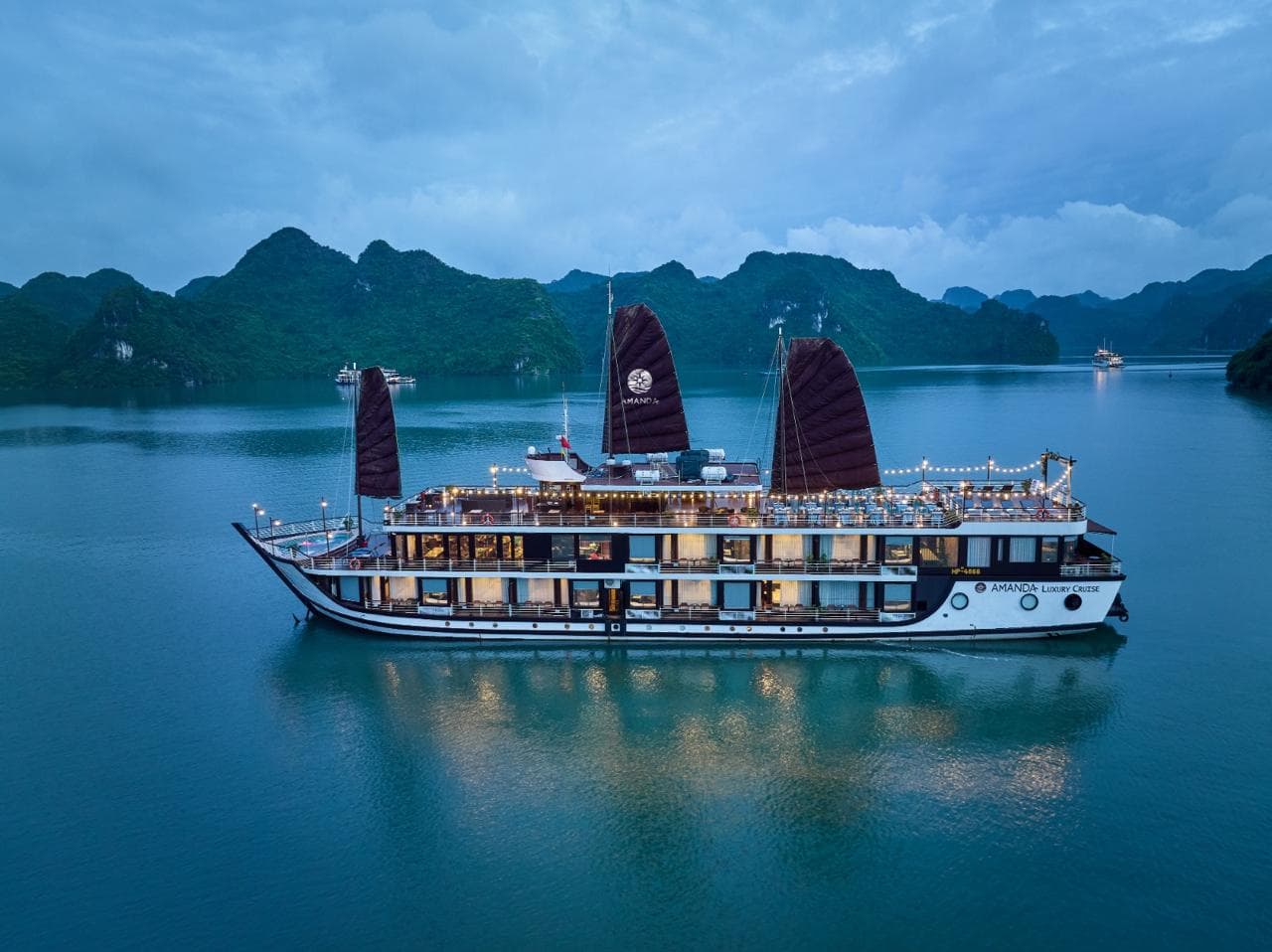 Halong bay day Cruise photo 1